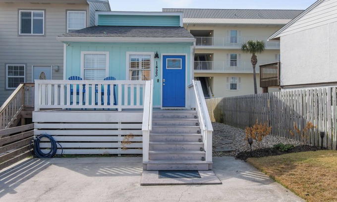 Navarre Beach House | Sandy Paws-Cute 1 bedroom, 1 block from the beach! Sleeps 4. Pup friendly!