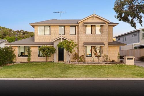 Mandurah House | Sandy Retreat Your Perfect Beach Getaway in Silversands