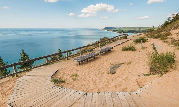 Lake Ann Cottage | Sanford Lake Cottage | Fire Pit | BBQ | AC