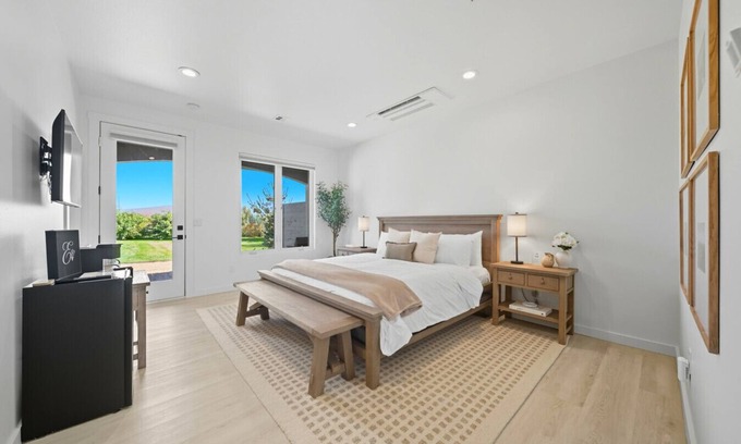 Walla Walla House | Sanitella`s Suite - Your Sip & Stay Getaway