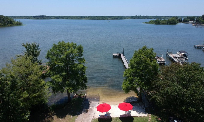 Summerton House | SANITIZED! Lake Marion Lakefront Sandy Beach, Ramp, Sleeps 19, Wi-Fi Cable