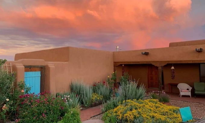 Eldorado at Santa Fe House | Santa Fe charm with Eldorado space, quiet, mountain views and dark skies.