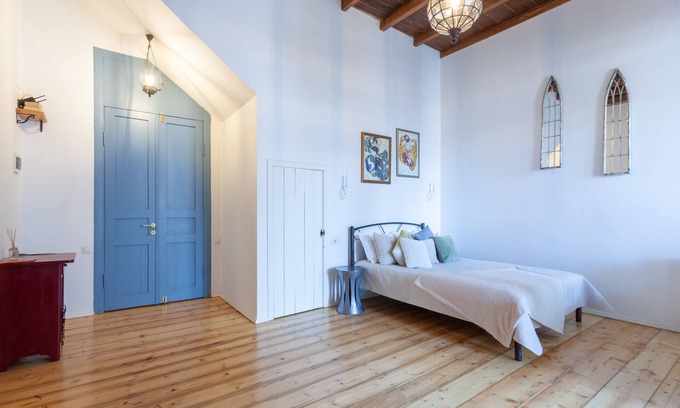 mtatsminda Apartment | Saperavi-Artisan designed flat in perfect location