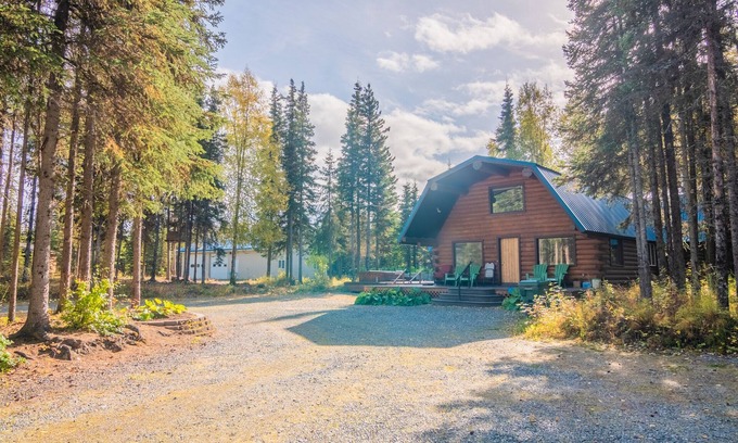 Soldotna Cabin | Sashas Place Kenai River Alaskan Log Cabin with HOT TUB - Maintained Daily