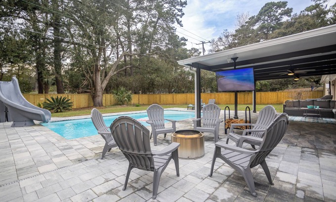 Talahi Island House | Savannah 4 BR house with Pool & Parking for Boat
