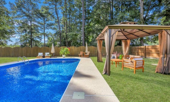 Savannah House | Savannah 5BR Pool, Jacuzzi, Firepit, Sports, Games