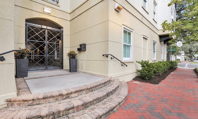 Old West Broad Neighborhood Apartment | Savannah Residences