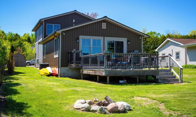 Cedar Cottage | SAVE Aug 16-23 Lakefront on beautiful Lake LeelanaunPet friendly/Dock/4 bedroms