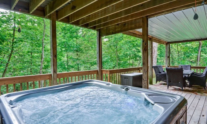 The Galena Territory House | Savor Crisp Fall Days @ Westaway! Spacious Home w/Private Outdoor Hot Tub!