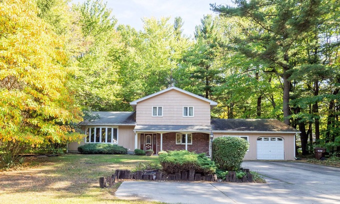 Shorewood-Tower Hills-Harbert House | SAWYER ND games, fall colors, 4 bedroom, close to many breweries-wineries-beach!