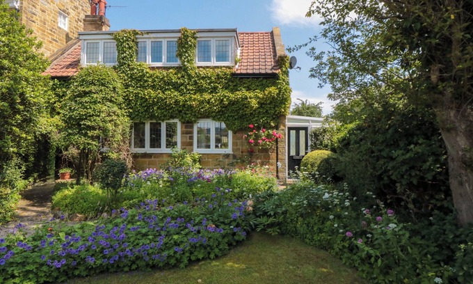 Scalby Cottage | SCALBY GROVE COTTAGE, family friendly, with a garden in Scalby