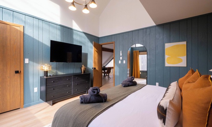 Gouldsboro House | Scandi Bliss: Fall Foliage Getaway – Lake Access, Firepit Nights & Game Room Fun