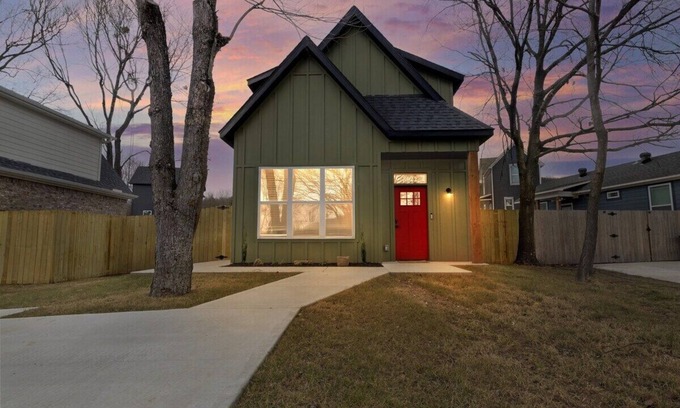 Fayetteville House | Scarlet Cottage