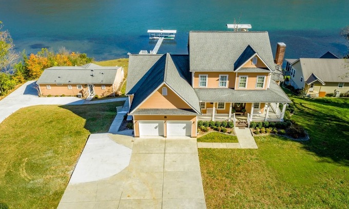 Chattanooga House | Scenic City Cove | Large Main + Guest Riverfront Home | Sleeps 19