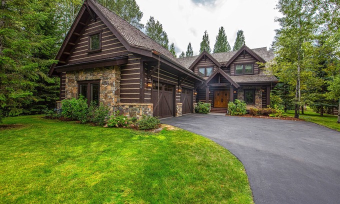 Sandpoint House | Scenic Idaho Club Lodge with gas fireplace, full kitchen, & outdoor dining area