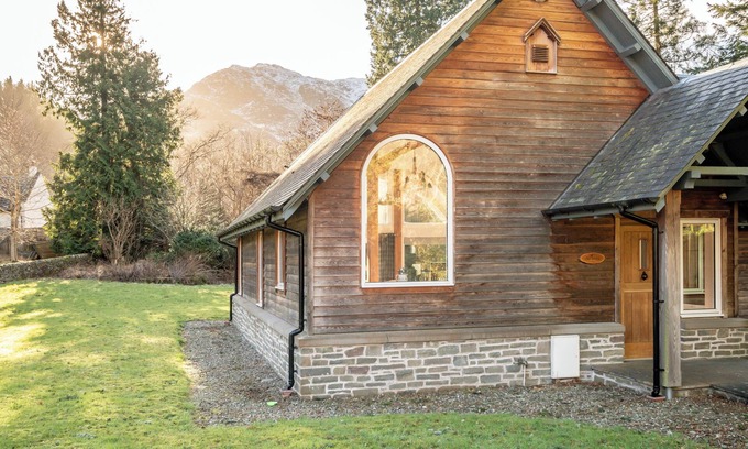 St Fillans House | Scenic Oaklodge with wood burner and open plan living. Dog friendly