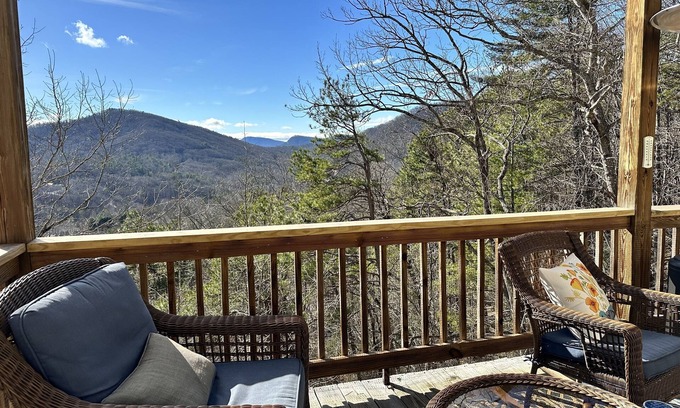 Clayton House | Scenic Summer Stay-Pet-Friendly-Accessible