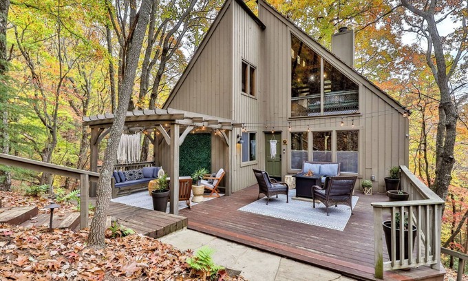 Big Canoe House | Scenic Vistas, Family Cookouts, Fireside Sips, Foosball Tournaments & Golf Swings - Good Times