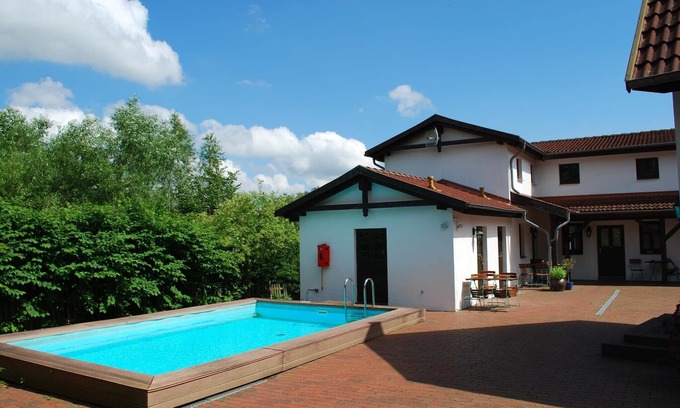 Dargun Villa | Schönes Ferienhaus in Dargun mit Pool