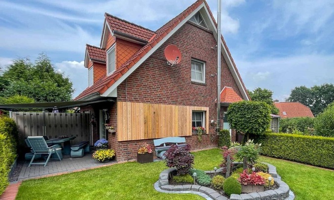 Tannenhausen House | Schnieke vacation home Kluntje with garden at the bathing lake Tannenhausen