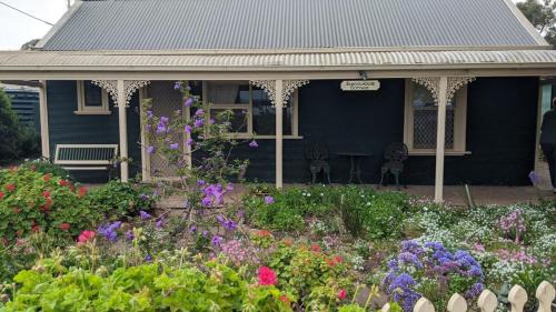 American River House | Schoolhouse Cottage - American River