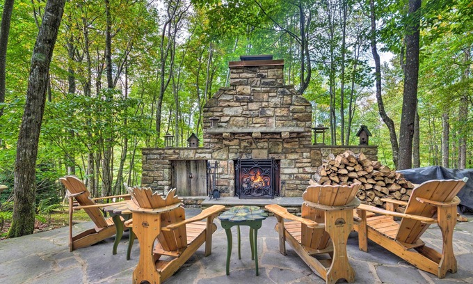 Beech Mountain Cabin | Screened Porch + 3 Decks: Beech Mountain Cabin