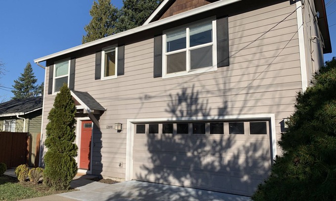 Milwaukie House | SE Park Ave 4B Retreat, Walk to MAX Station