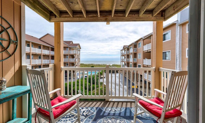 Wilmington Beach Condo | Sea 11 - Private Oceanview Deck & Community Pool