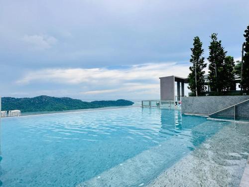 Kampung Sungai Nibong Apartment | Sea Bridge View Sky Pool Cozy 3BR Retreat airport 9pax