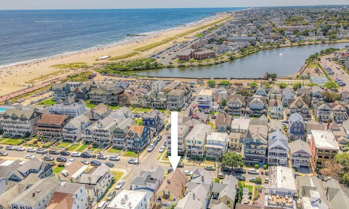 Ocean Grove Apartment | SEA HEAR NOW weekend in Ocean Grove. Walk to the Festival.