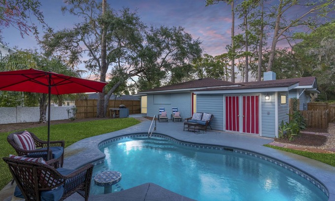 East Beach House | Sea Renity sleeps 8, Outdoor TV Room, Heated Pool, Renovated