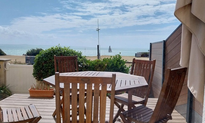Saint-Palais-sur-Mer Apartment | sea ​view apartment, private walled garden, 1000 m from the beach of the Grande Côte
