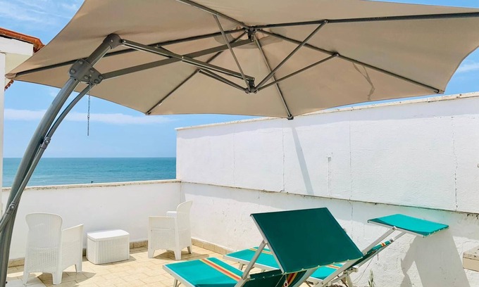 Santa Marinella Apartment | Sea view apartment with private beach