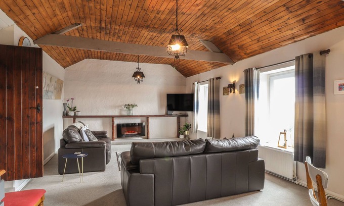 Llanelli House | SEA VIEW APARTMENT AT THE COLLIERS ARMS, PWLL, pet friendly in Pwll