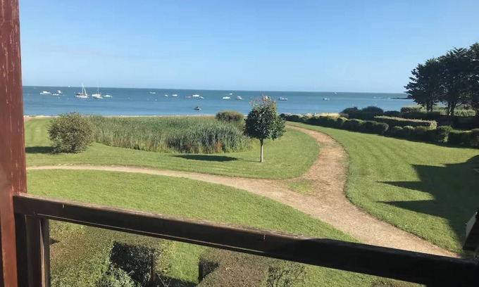 Sarzeau Apartment | Sea view apartment direct beach access