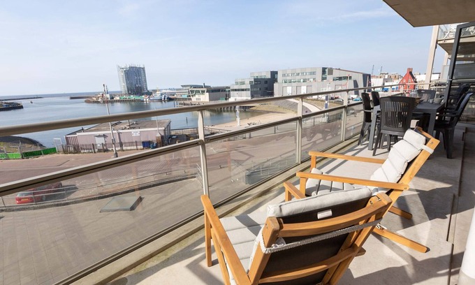 Vissershaven Apartment | Sea-view Apartment in Den Haag near Beach