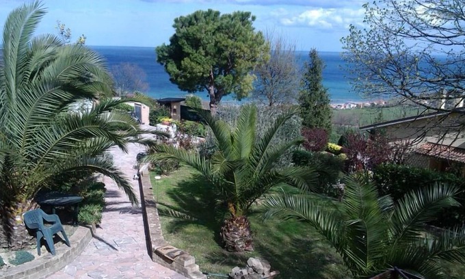 Pesaro Apartment | sea ​​view apartment with large garden