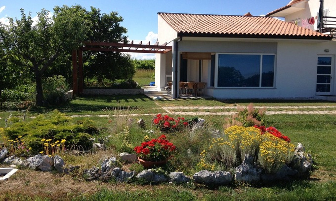 Rogocana Apartment | Sea view house with beautiful garden in a quiet area