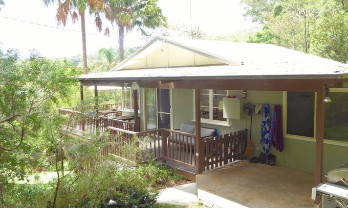 Avoca Beach Cottage | Seabreeze Cottage bushland setting 300m to beach