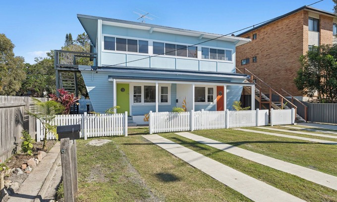 Coffs Harbour Apartment | Seabreeze - Parky's - Cheerful, pet friendly beachside duplex