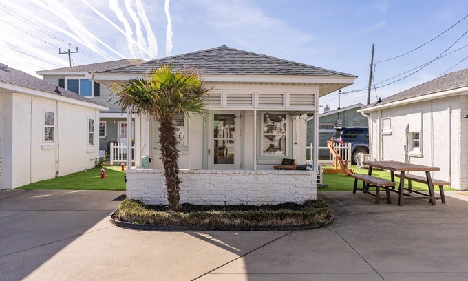 Kure Beach Cottage | Seabreeze Suite ~ Cottages @ Kure ~ Beach, Fishing, Pool, Walk to Pier