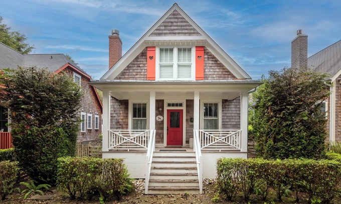 Seabrook House | Seabrook's Havsstuga: Dog Friendly, Hot Tub!
