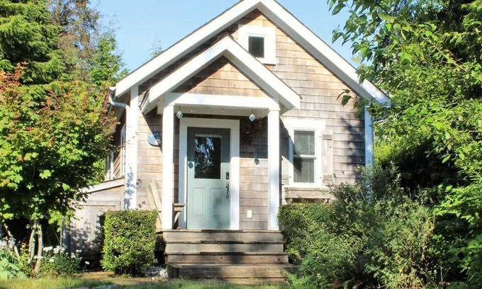 Seabrook House | Seabrook's Slack Tide, a cozy loft style cabin in Beach Camp!