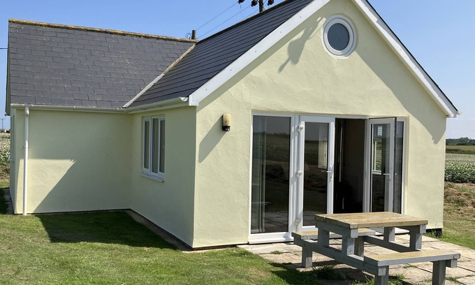Irstead Cottage | SEADRIFT, pet friendly, with open fire in Happisburgh, East Anglia