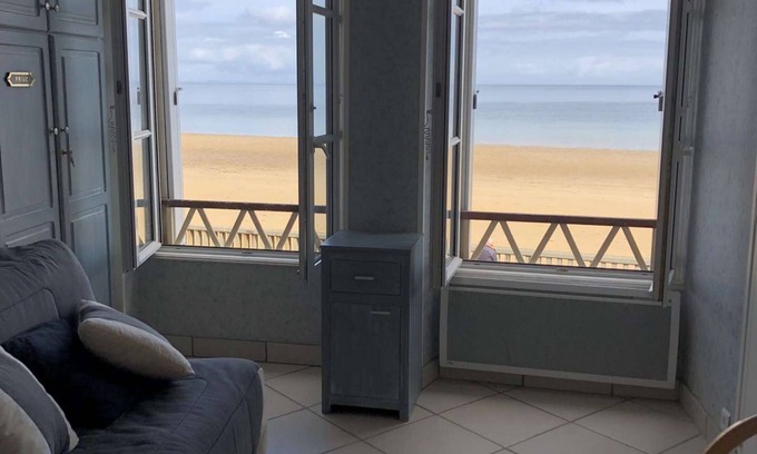 Grandcamp-Maisy Apartment | SEAFRONT APARTMENT