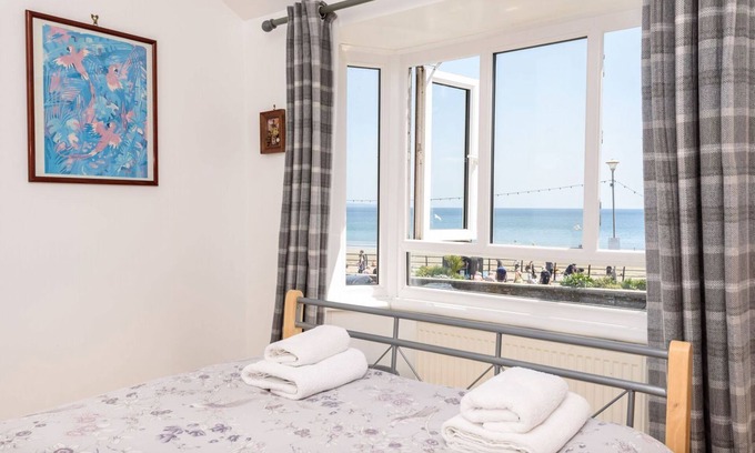 Looe House | Seafront House Overlooking Looe Beach. Pet friendly and Reserved Parking Space 1 minute walk!