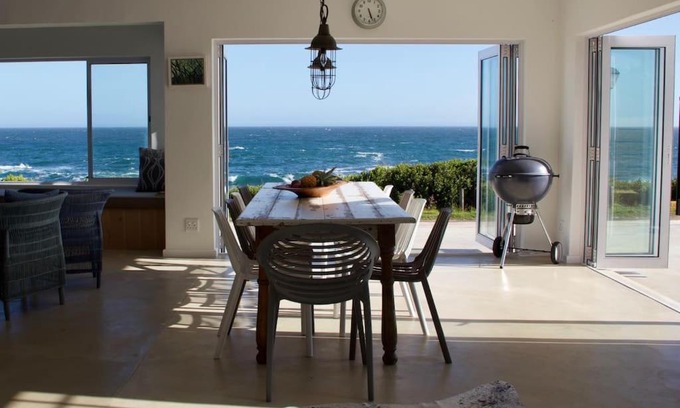 Kleinmond House | Seafront house with a view