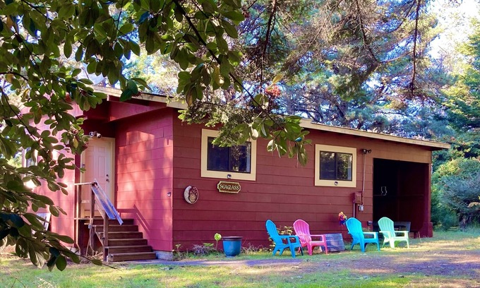 Mendocino Cottage | Seaglass Cottage & Nature Sanctuary-Minutes to Mendocino Village, Beaches, Ocean