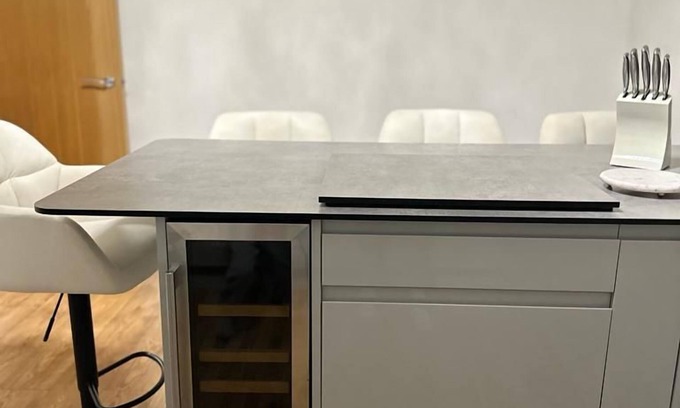 Sandbanks Apartment | SEAHAVEN IN SANDBANKS - UNIQUE STAY | SLEEPS 4 | PETS ALLOWED | HOT TUB | BBQ | PATIO | WI-FI