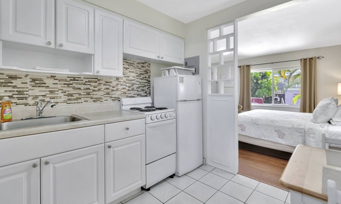 Pompano Beach Hotel | Seahorse Guesthouse